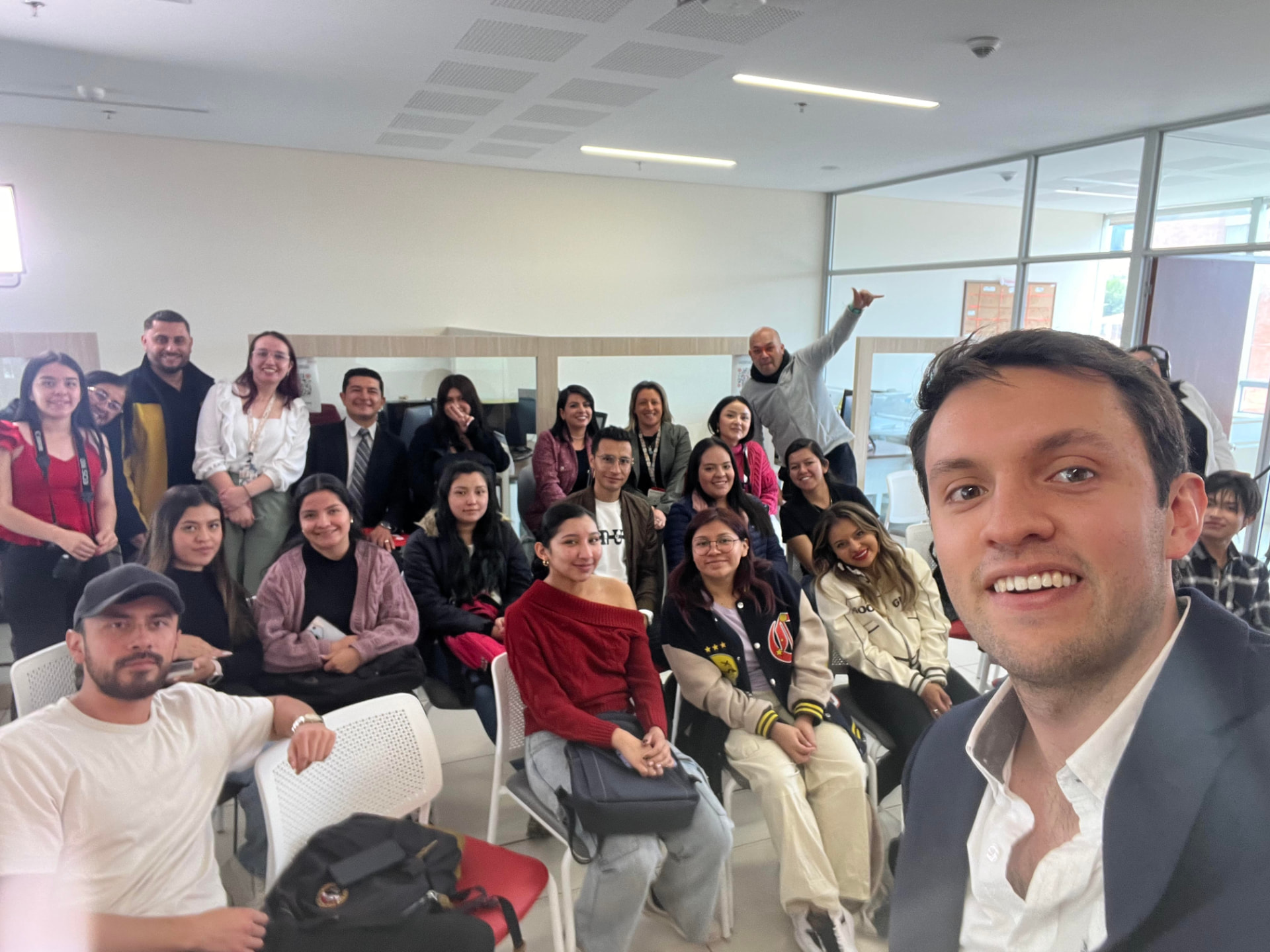 Daniel con estudiantes en una charla de comunicación
